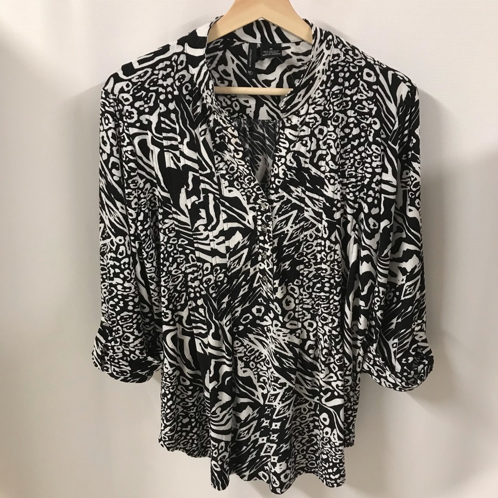 V Neck Blouse black & white medium NWT 3/4 sleeve